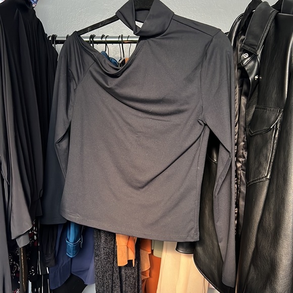 ABERCROMBIE AND FITCH CUTOUT TOP - Picture 2 of 2